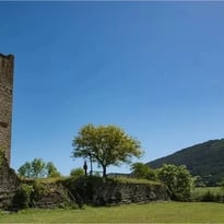 Visite libre de la tour médiévale de Chanac, dominant la vallée du Lot lozérienne