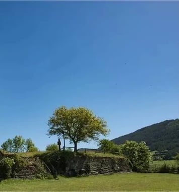 Visite libre de la tour médiévale de Chanac, dominant la vallée du Lot lozérienne