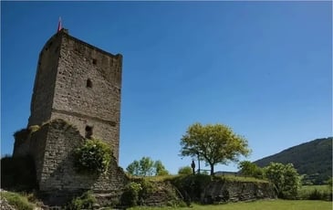 Visite libre de la tour médiévale de Chanac, dominant la vallée du Lot lozérienne